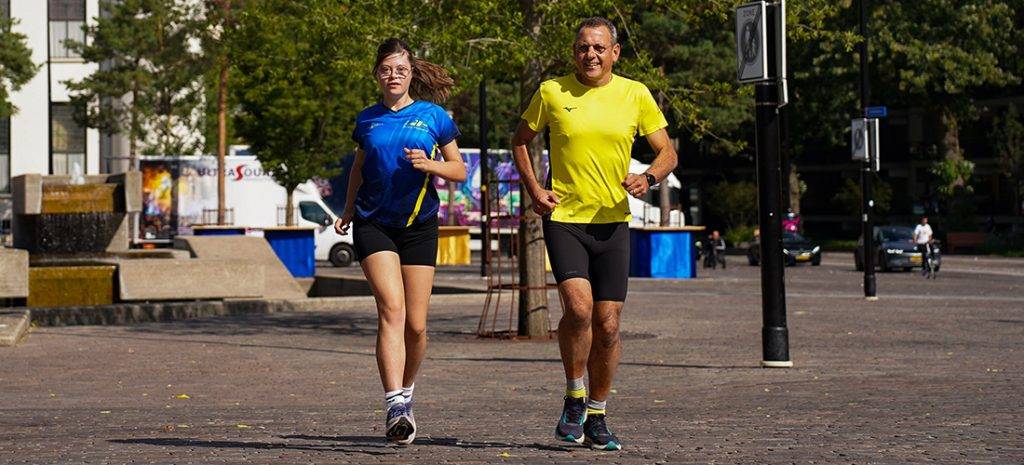 twee hardlopers op het Stadsforum in Tilburg