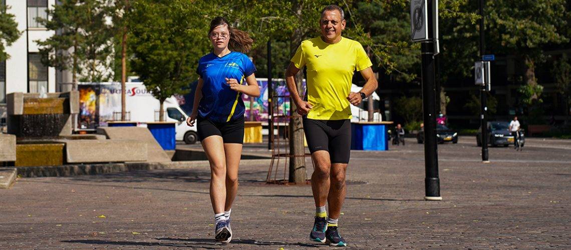 twee hardlopers op het Stadsforum in Tilburg
